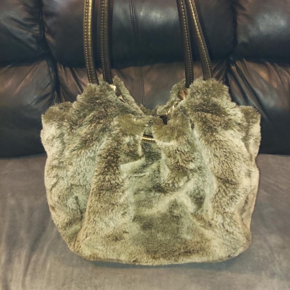 NWOT WOMEN'S BEAUTIFUL FAUX FUR LARGE HOBO INTERNATIONAL SATCHEL - Picture 3 of 8